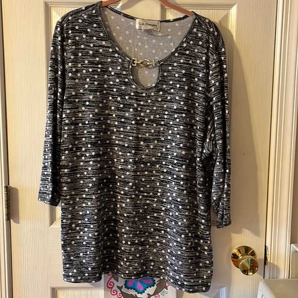 Tops - C.D. Daniella 3/4 sleeve polka dot top ❤️